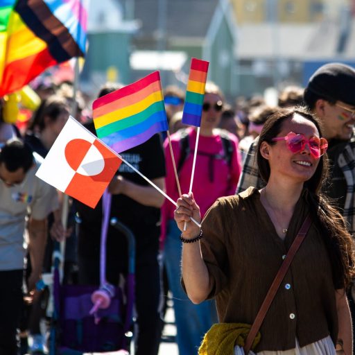 Up close pride march dame med flag